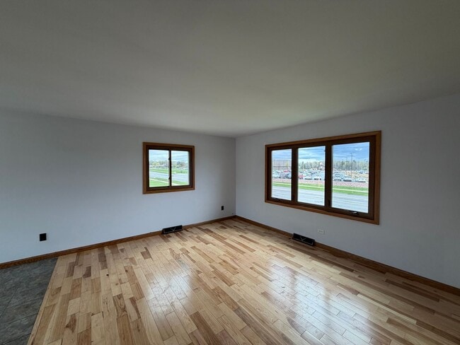 Building Photo - 5 Bed 2 Bath Single Family Home in Marshfield