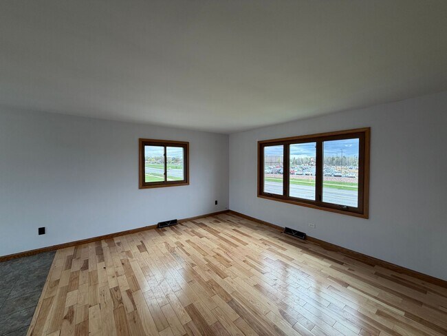 Foto del edificio - 5 Bed 2 Bath Single Family Home in Marshfield