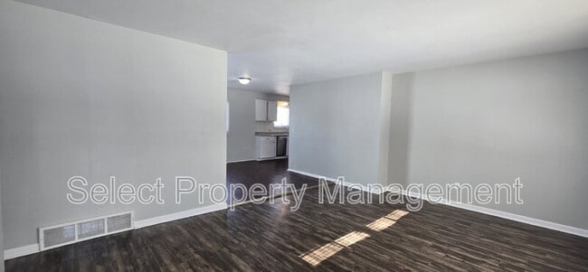 Foto del edificio - 2327 Deerwood Dr