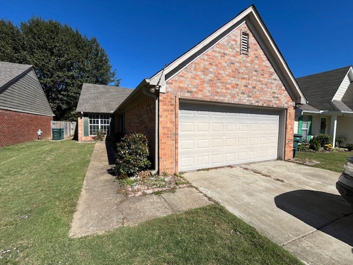 Foto principal - 2 Bedroom 2 Bath Home with 2 Car Garage fo...