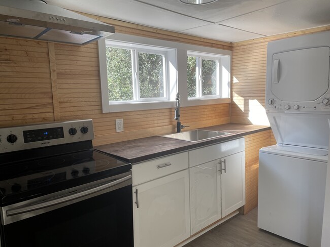 Kitchen with washer/dryer included - 2053 Monroe St