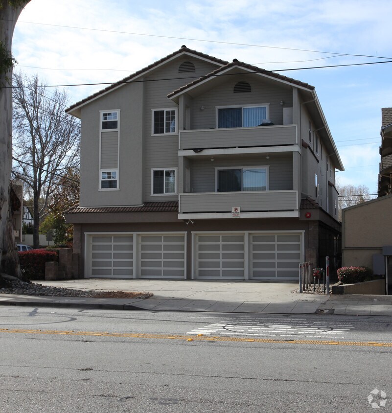 Building Photo - 1500 Carmelita Ave