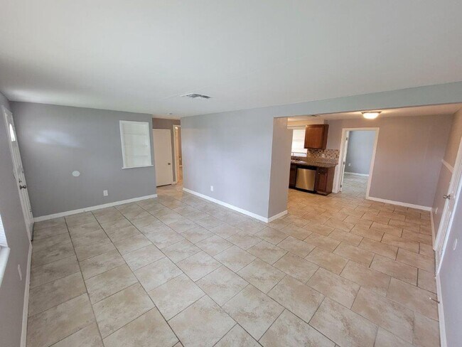 Foto del edificio - BEAUTIFUL 3/2/1 1020 Sq Ft, UPDATED kitchen & bath, ALL tile floors, LARGE fenced in yard!!