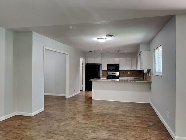 Building Photo - 1725 Weathered St