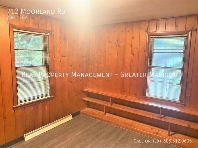 Building Photo - Perfect 2 bedroom duplex with great access...