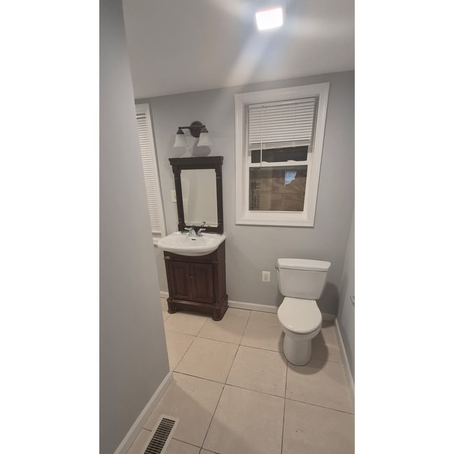 Building Photo - 647 S Pulaski St