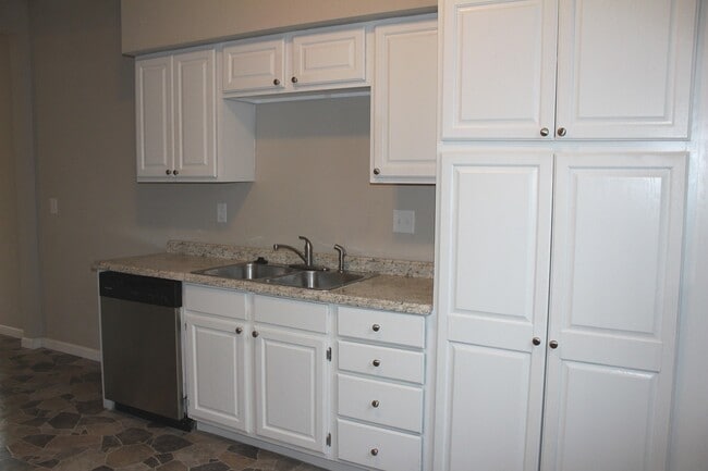 Building Photo - Updated 4 Bed, 2 Ba Home Available to Rent...