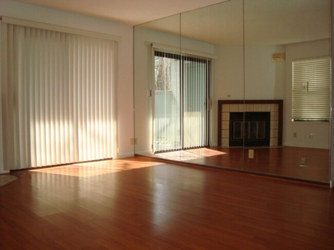 Foto del edificio - Downstairs Condo, laminate floors, granite...