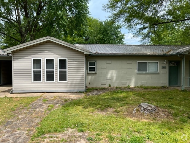 Building Photo - 302 W Crawford St