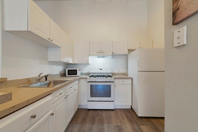 Building Photo - 3391 S Kirkman Rd
