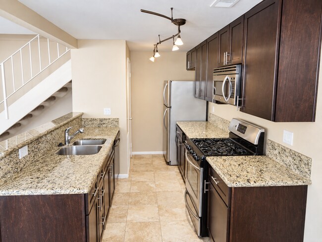 Foto del edificio - Coming Soon A Beautiful 2 + 1 Townhouse Saugus