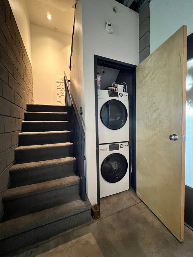 Lavadora/secadora - 525 E Willetta St