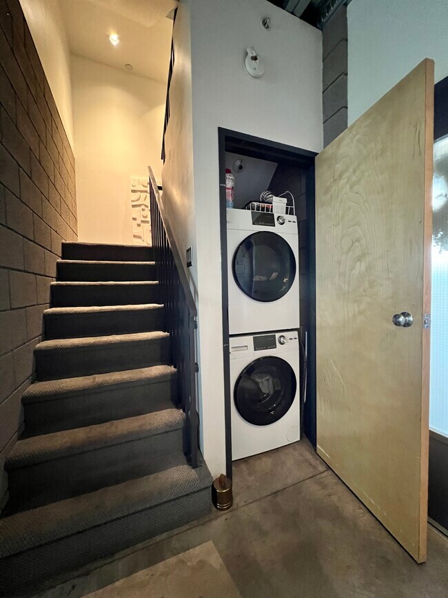 Washer/Dryer - 525 E Willetta St