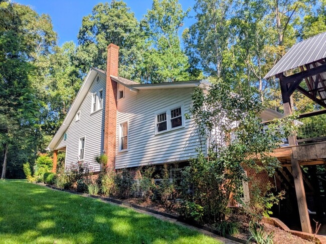 Building Photo - 1540 Yadkinville Rd
