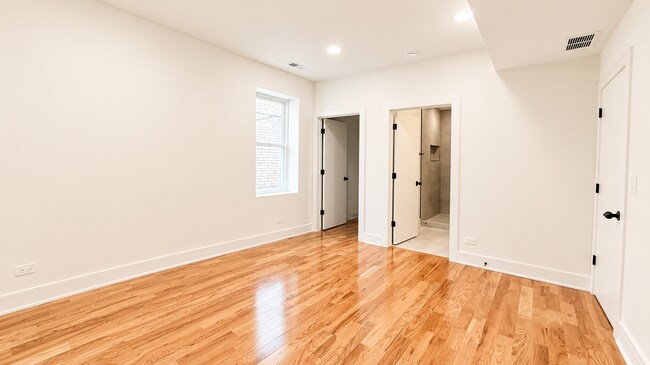Building Photo - 3136 N Ridgeway Ave