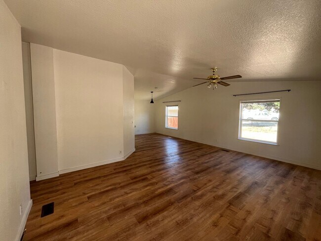 Foto del edificio - Country 3-bdr/2-bath with huge yard in Crooked River Ranch!