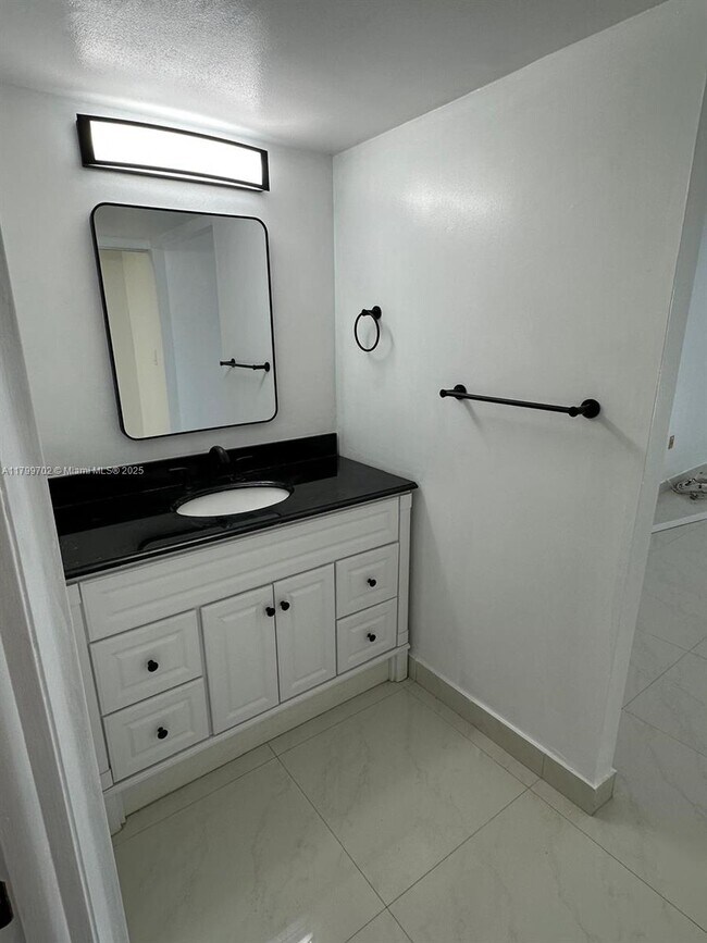 Building Photo - 1450 Brickell Bay Dr