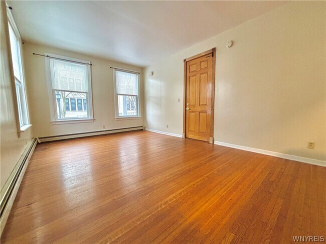 Foto del edificio - 669 Potomac Ave