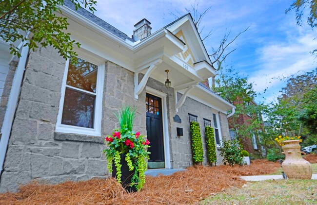 Building Photo - Pre-Leasing for the 26-27 School Year! - C...