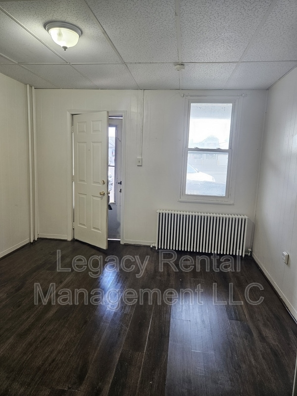 Building Photo - 424 S Poplar St