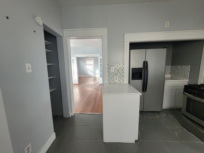 Building Photo - 406 7th Ave