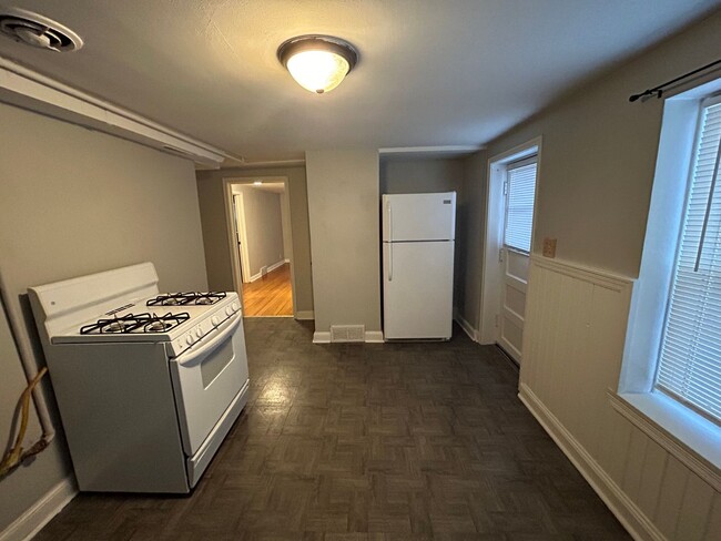 Building Photo - Large 1 bed Lower Level Duplex Unit