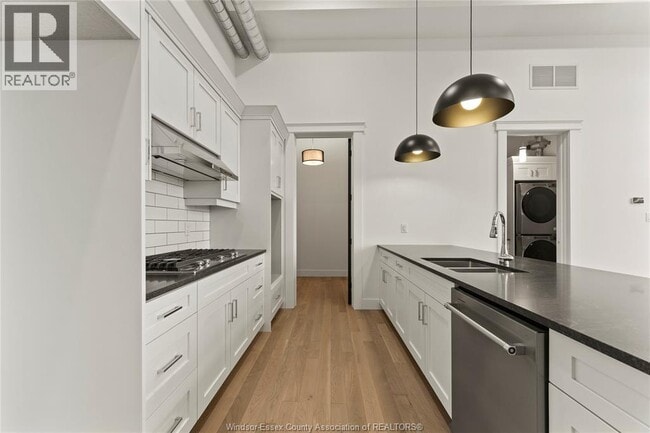 Building Photo - 247 Brock St