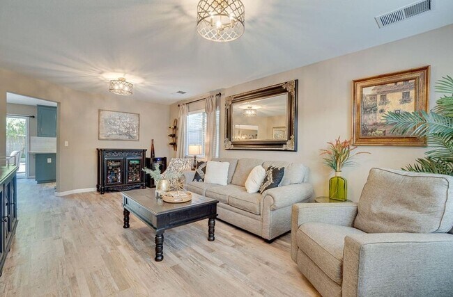 Foto del edificio - Spacious 4-Bedroom Home in Sought-After Lu...