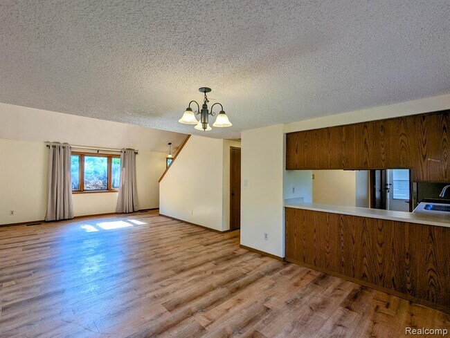 Foto del edificio - 2316 Crescent Lake Rd