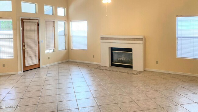 Foto del edificio - 694 N Longmore St