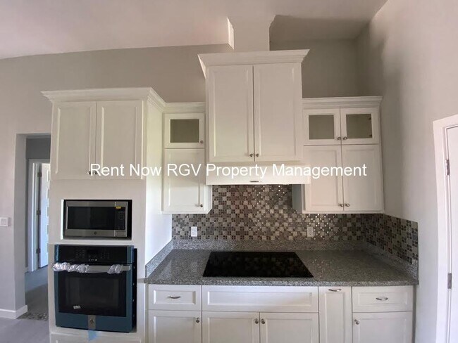 Building Photo - 2206 Liverpool Dr
