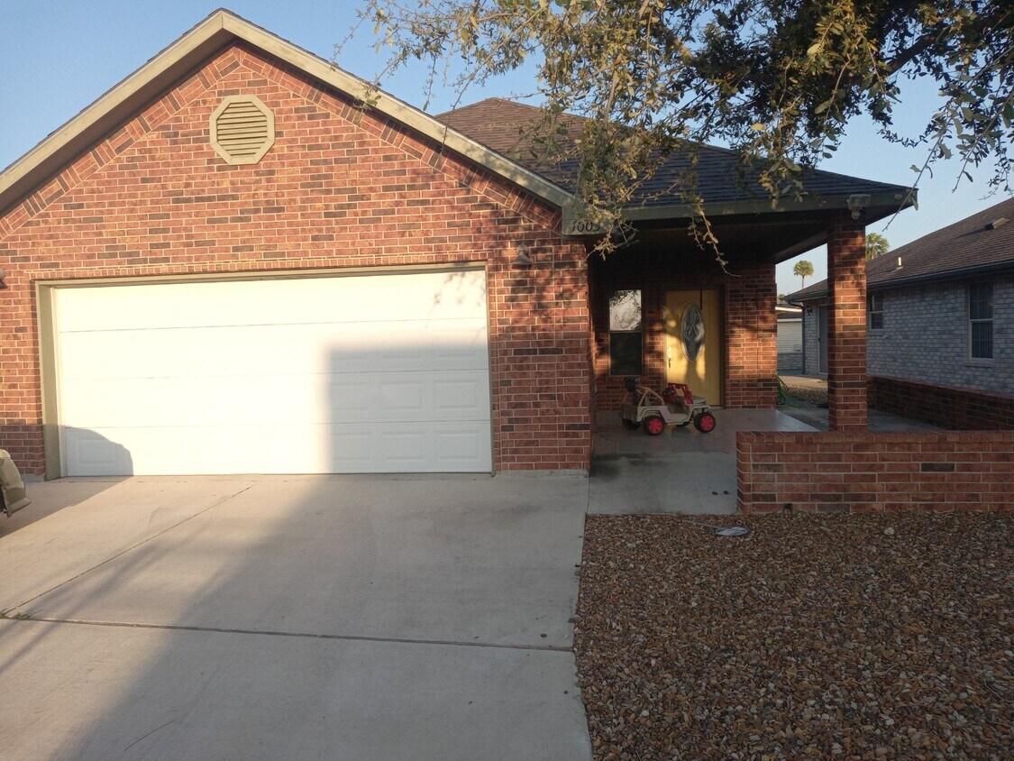 Primary Photo - 1003 Lake View Dr