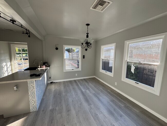 Foto del edificio - 492 Flower St