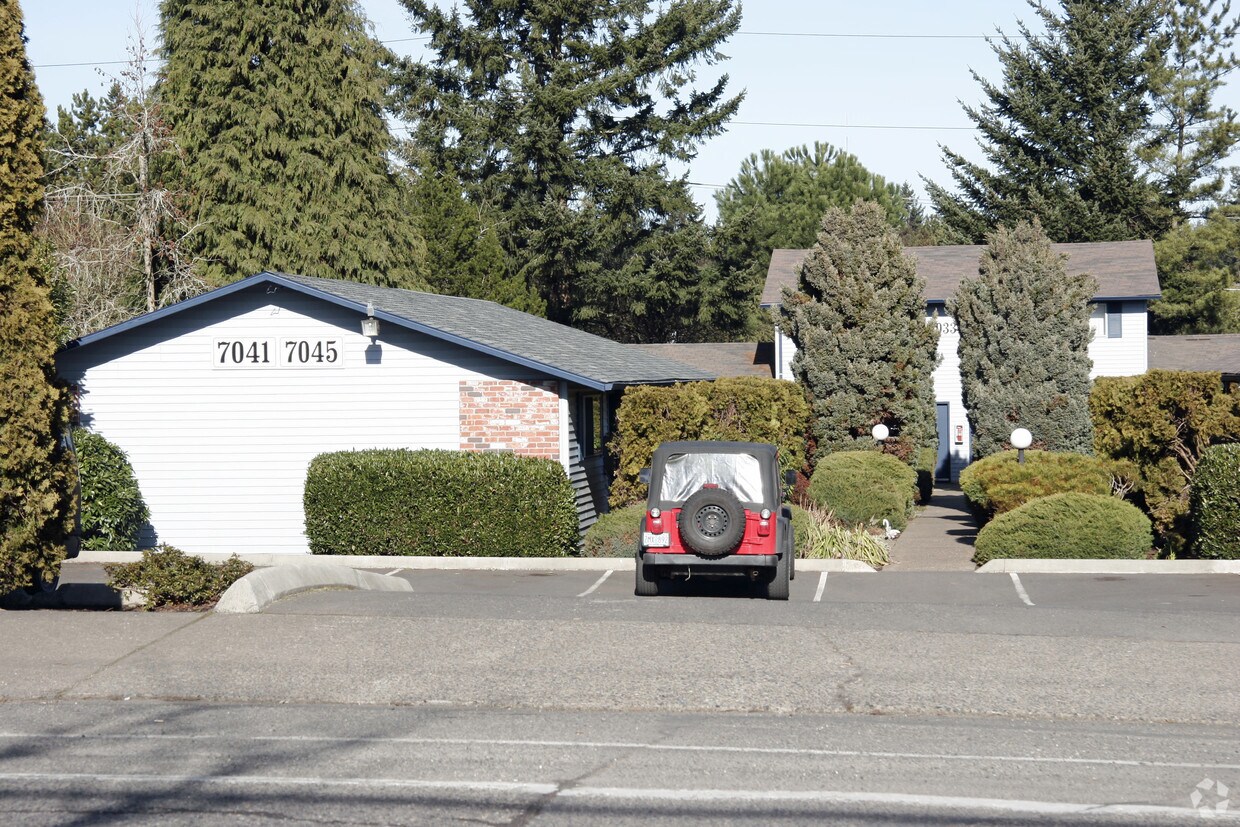 Building Photo - 7025-7045 SW Garden Home Rd