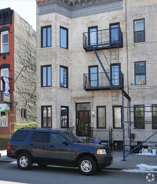 Building Photo - 1066 Putnam Ave