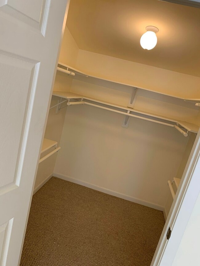 Foto del edificio - 5590 Clinton St