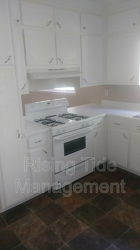 Building Photo - 1042 Mesa Dr