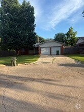 Building Photo - 212 E Willow Pl