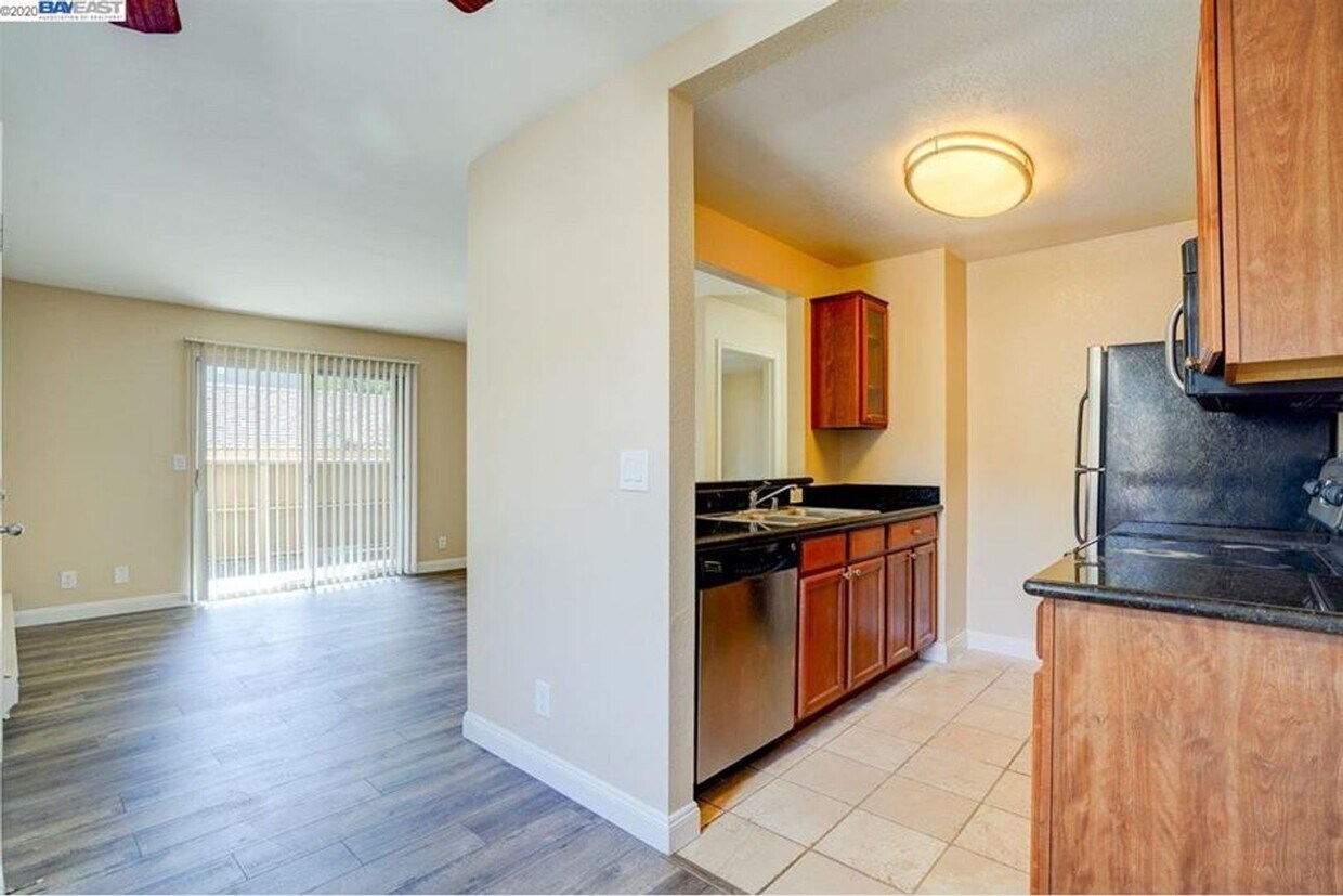 Primary Photo - $1990 / 1 BR LOVELY REMODELED CONDO IN CEN...