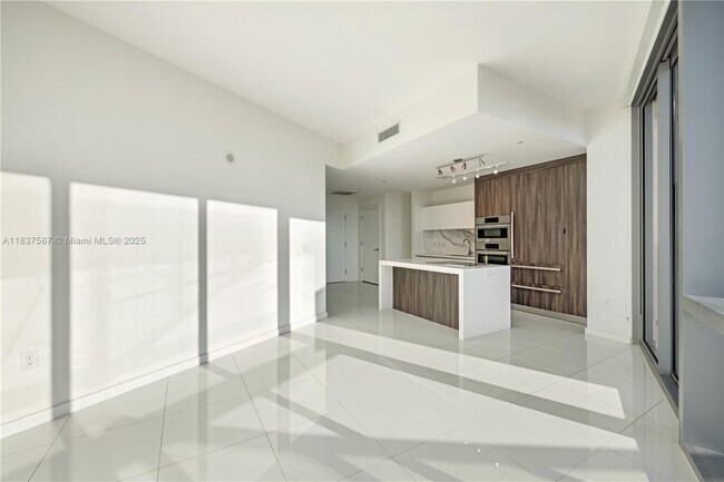 Foto del edificio - 851 NE 1st Ave