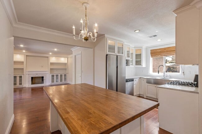 Building Photo - Wow! What a Great Home! Available Now!