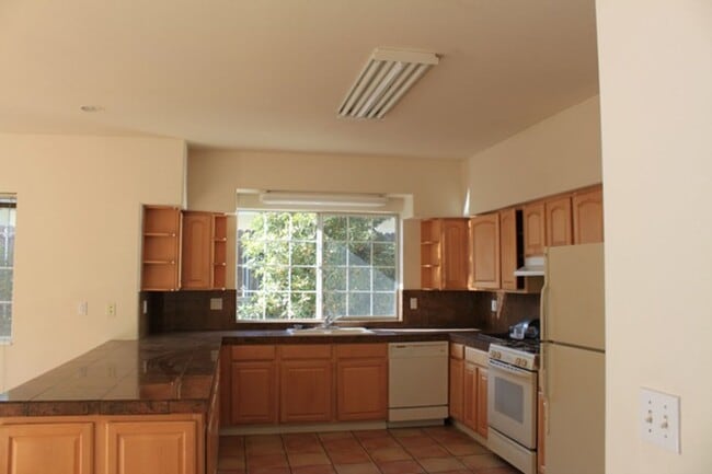 Building Photo - 4527 Hollister Ave