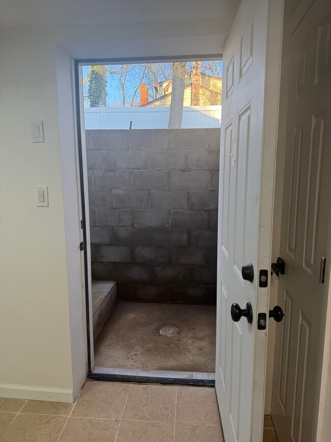 Building Photo - 21 Garden St