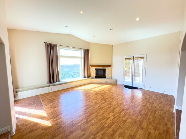 Foto del edificio - Endless Views from this secluded 4 bedroom...