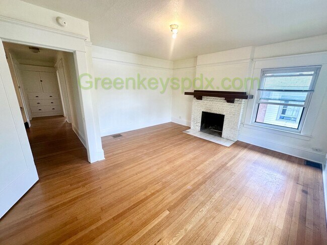 Foto del edificio - Gorgeous Top Level of Huge Craftsman House!