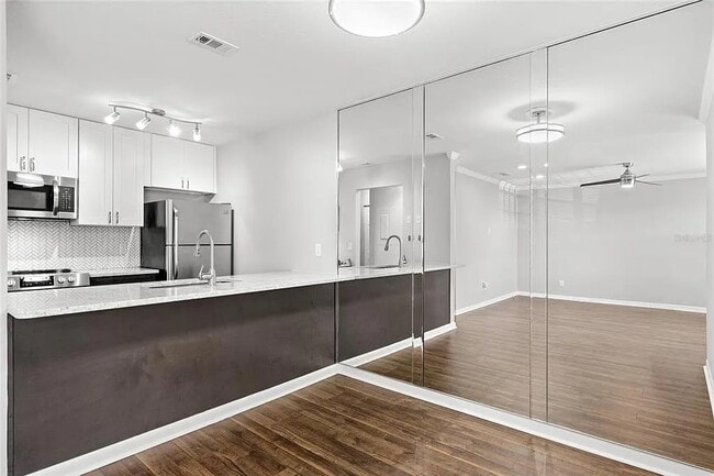 Building Photo - 304 S Habana Ave