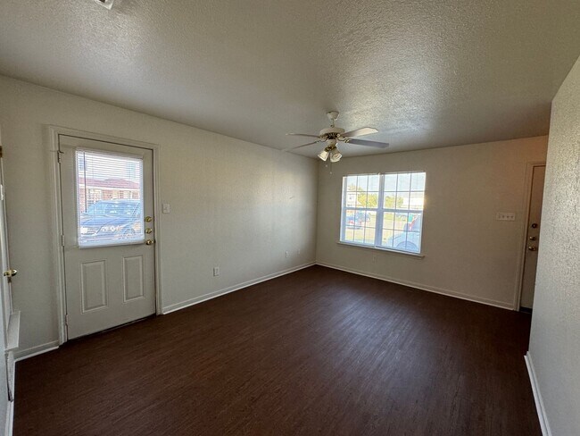 Foto del edificio - 404 Brittney Way