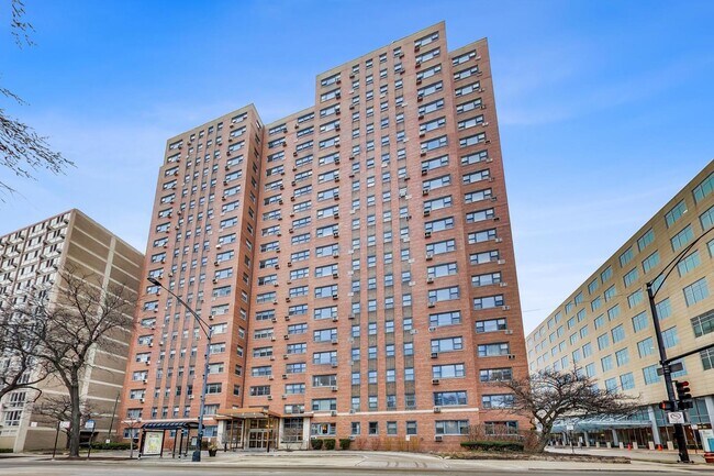 Building Photo - 2909 N Sheridan Rd