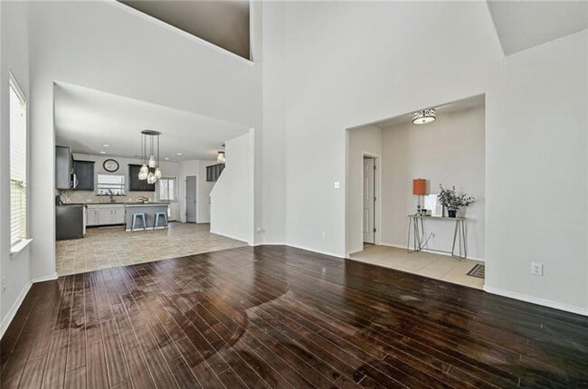 Foto del edificio - 350 Dragon Ridge Rd