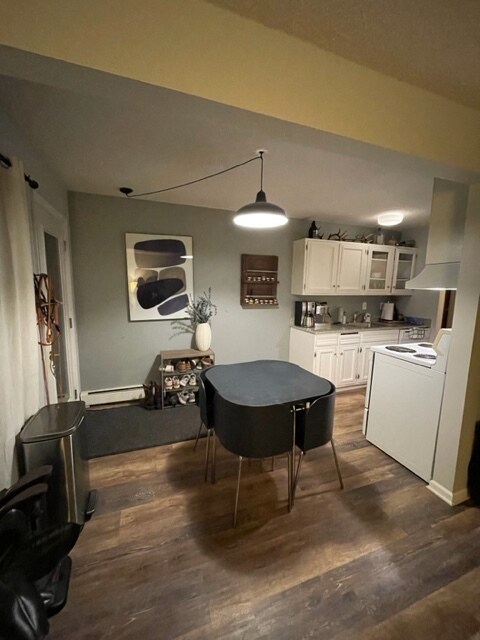 Dining area - 4572 Cedar Lake Rd S